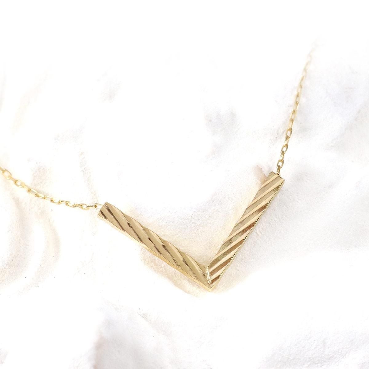 K18YG V字モチーフネックレス_02