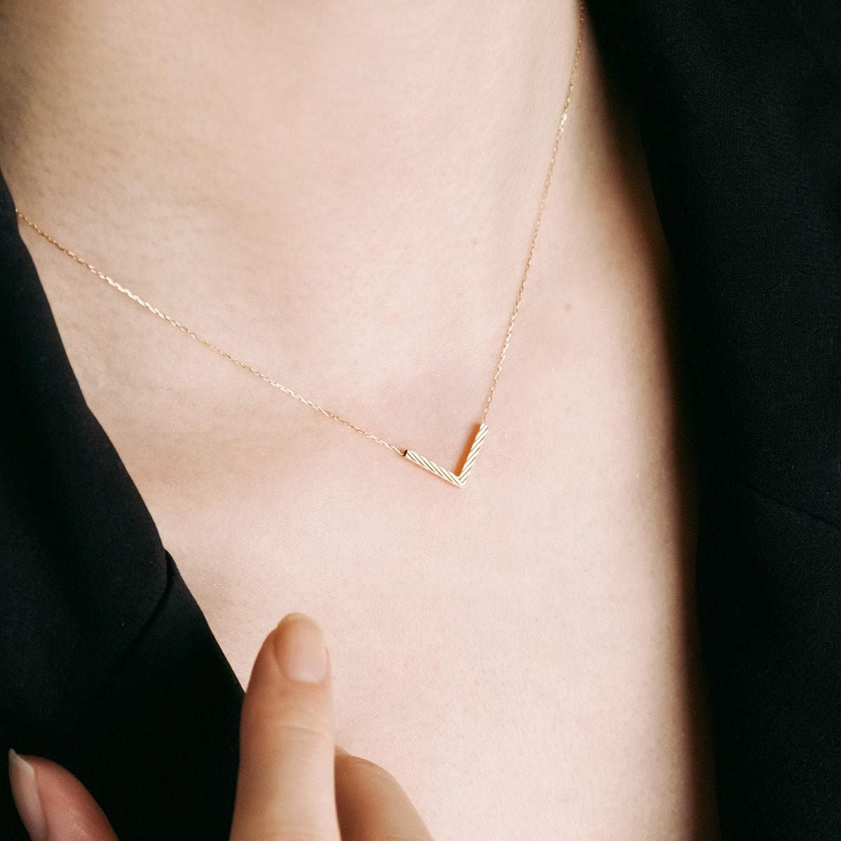 K18YG V字モチーフネックレス_04