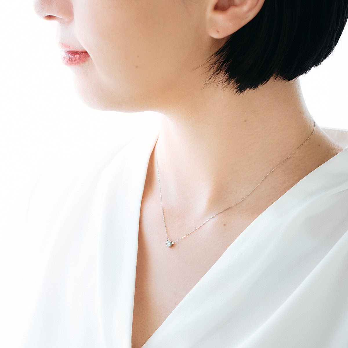 Pt900 ダイヤモンド 一粒ネックレス シンプル 覆輪留め 着用イメージ画像