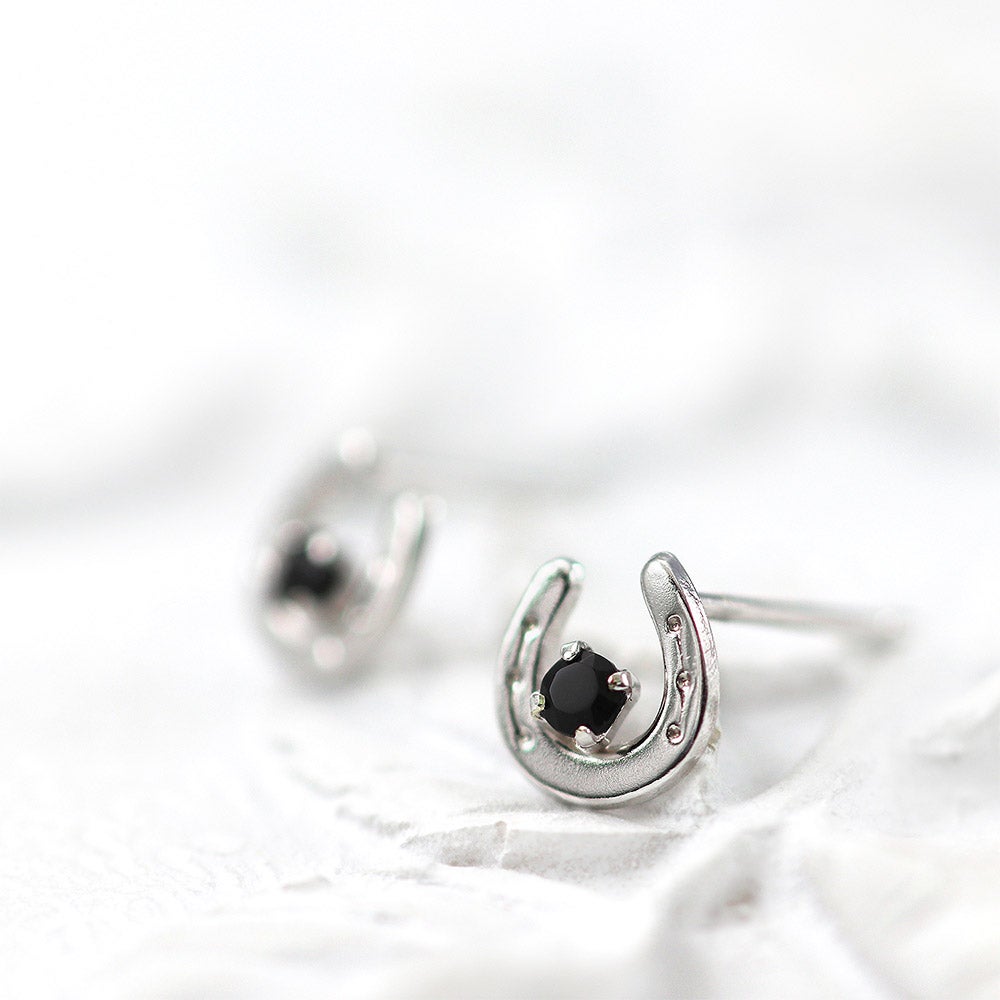 K10WG オニキス 馬蹄（ホースシュー）ピアス_02