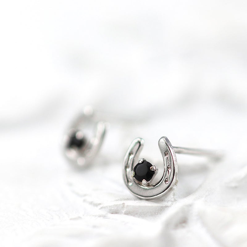 K10WG オニキス 馬蹄（ホースシュー）ピアス_02