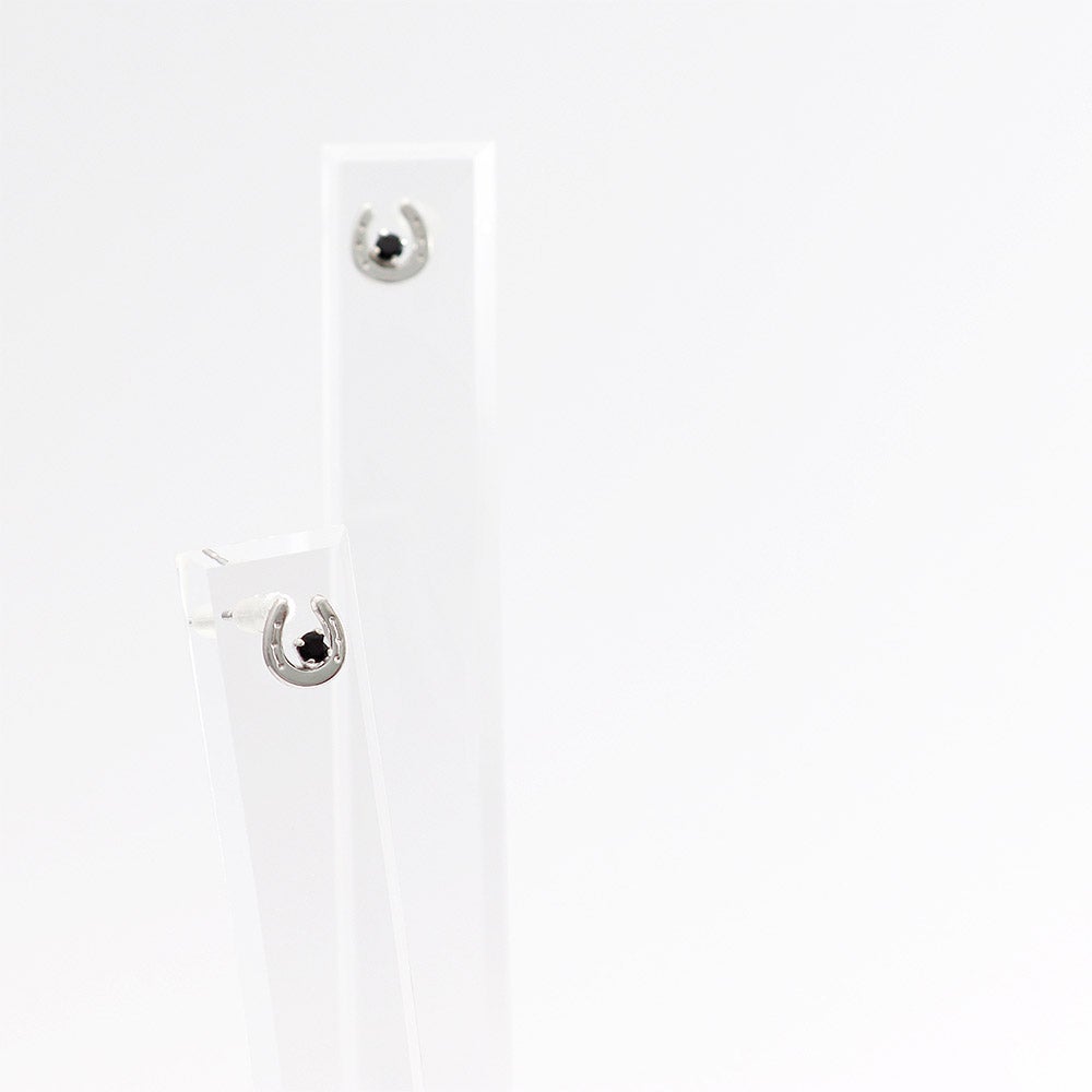 K10WG オニキス 馬蹄（ホースシュー）ピアス_04