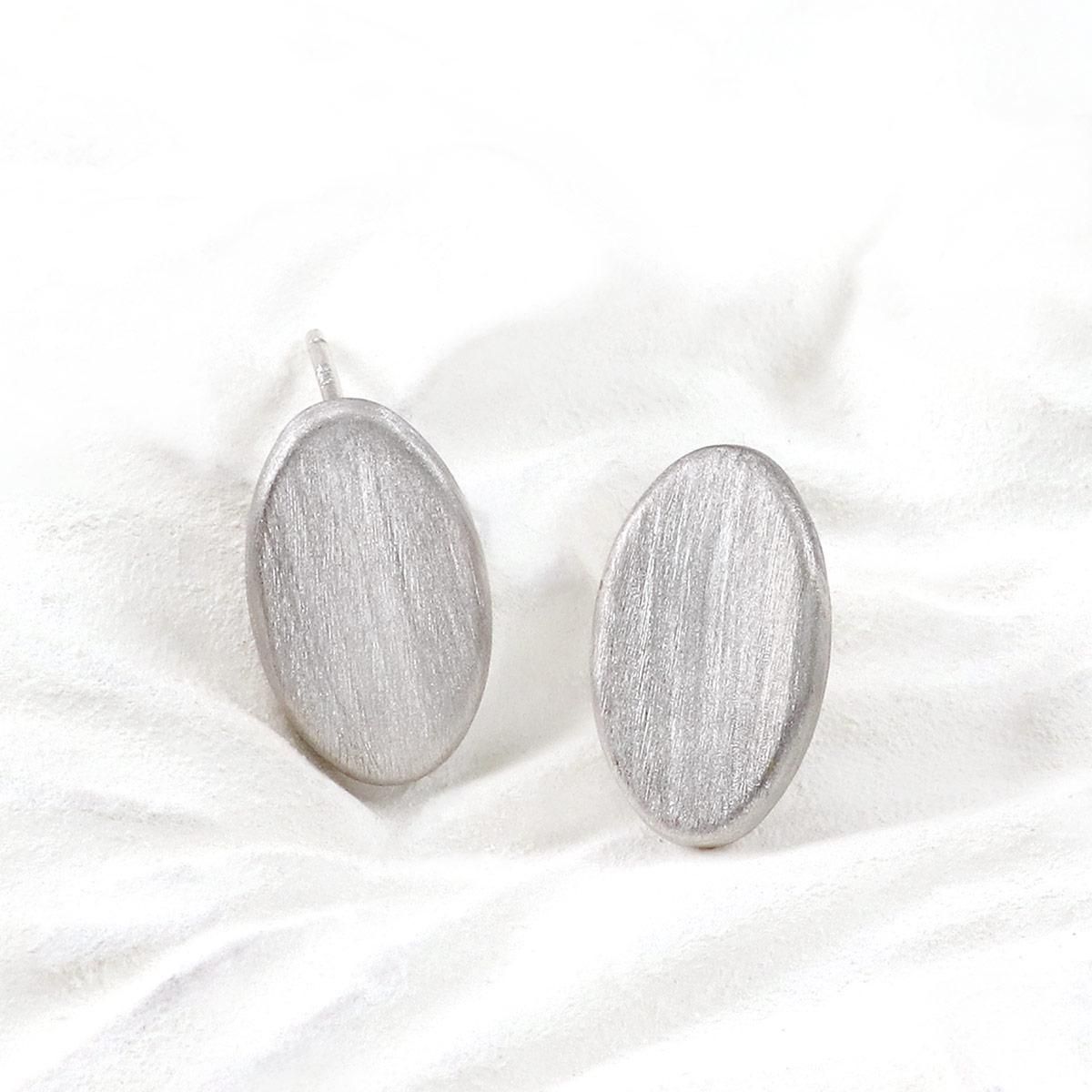 K10WG 楕円モチーフ ピアス_02