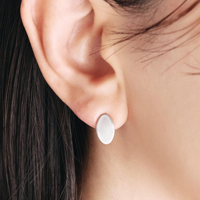 K10WG 楕円モチーフ ピアス_04