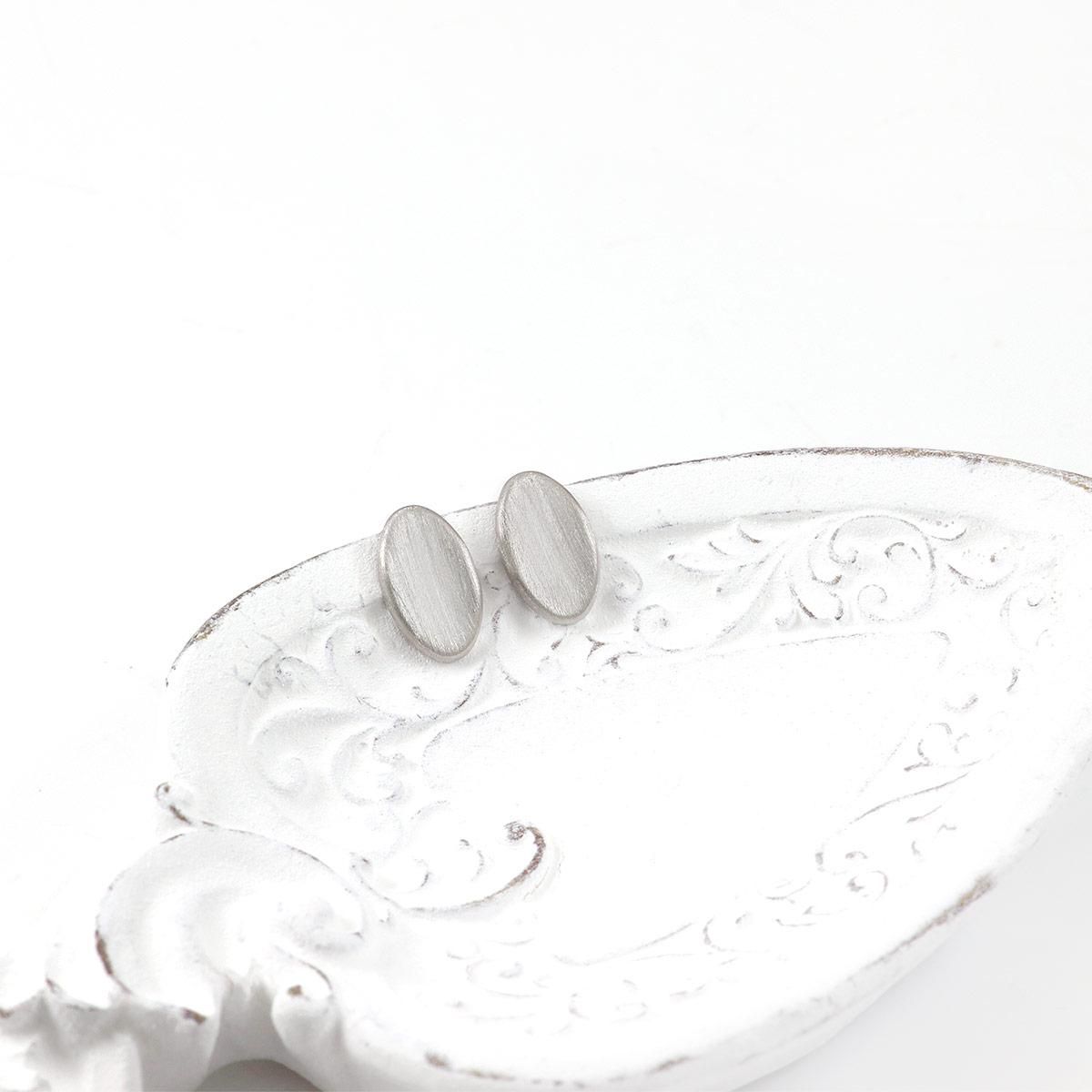 K10WG 楕円モチーフ ピアス_09