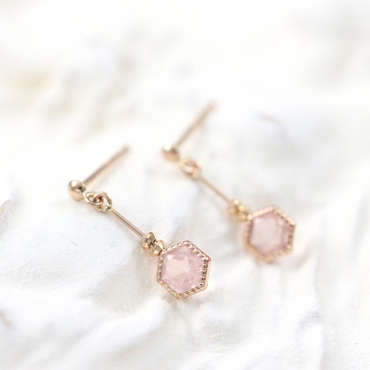 K10PG ローズクォーツ 六角形ピアス_02