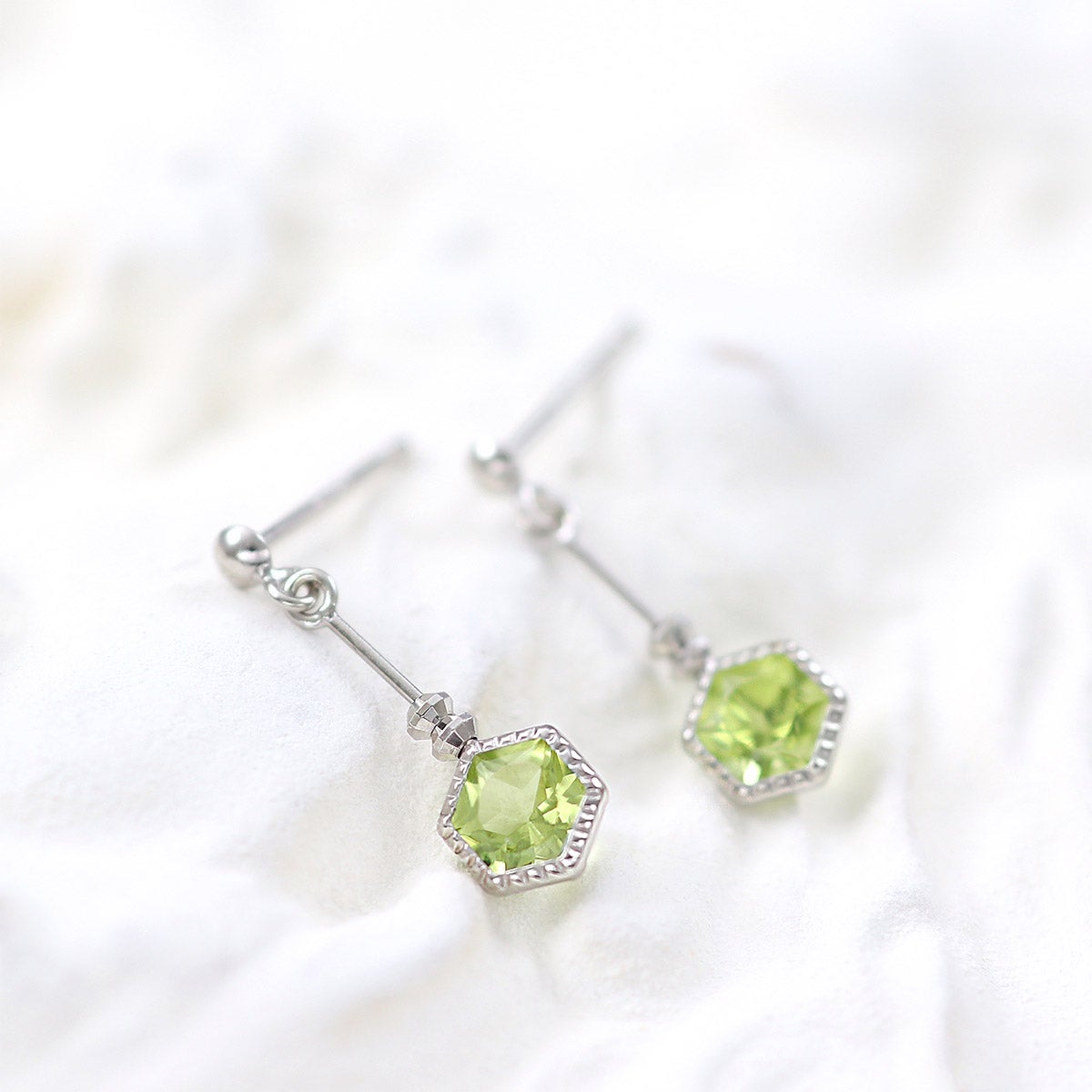 K10WG ペリドット 六角形ピアス_02