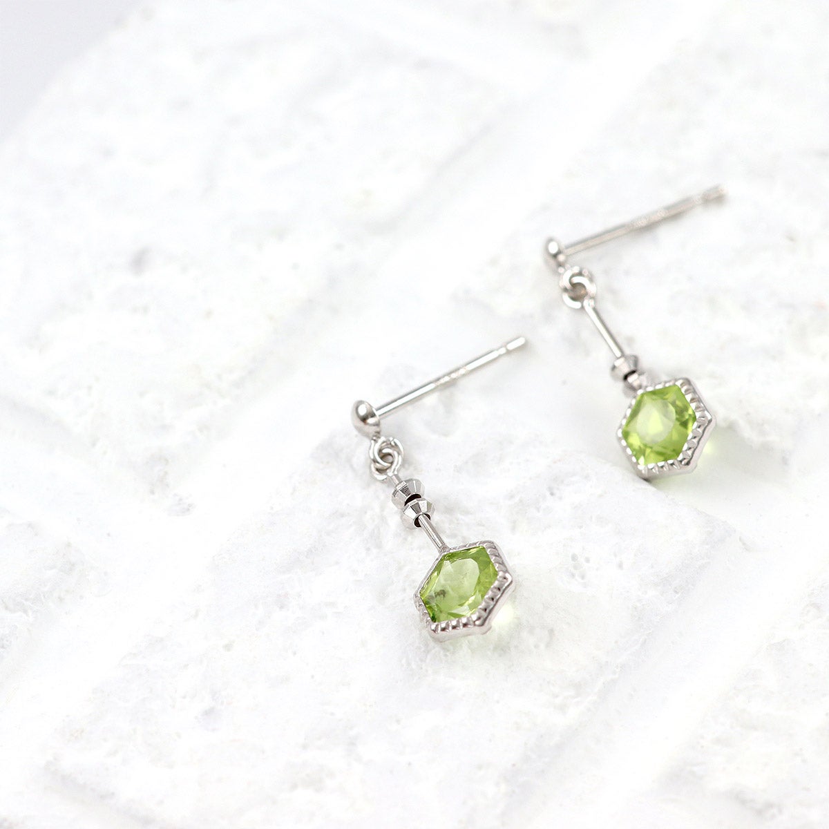 K10WG ペリドット 六角形ピアス_04