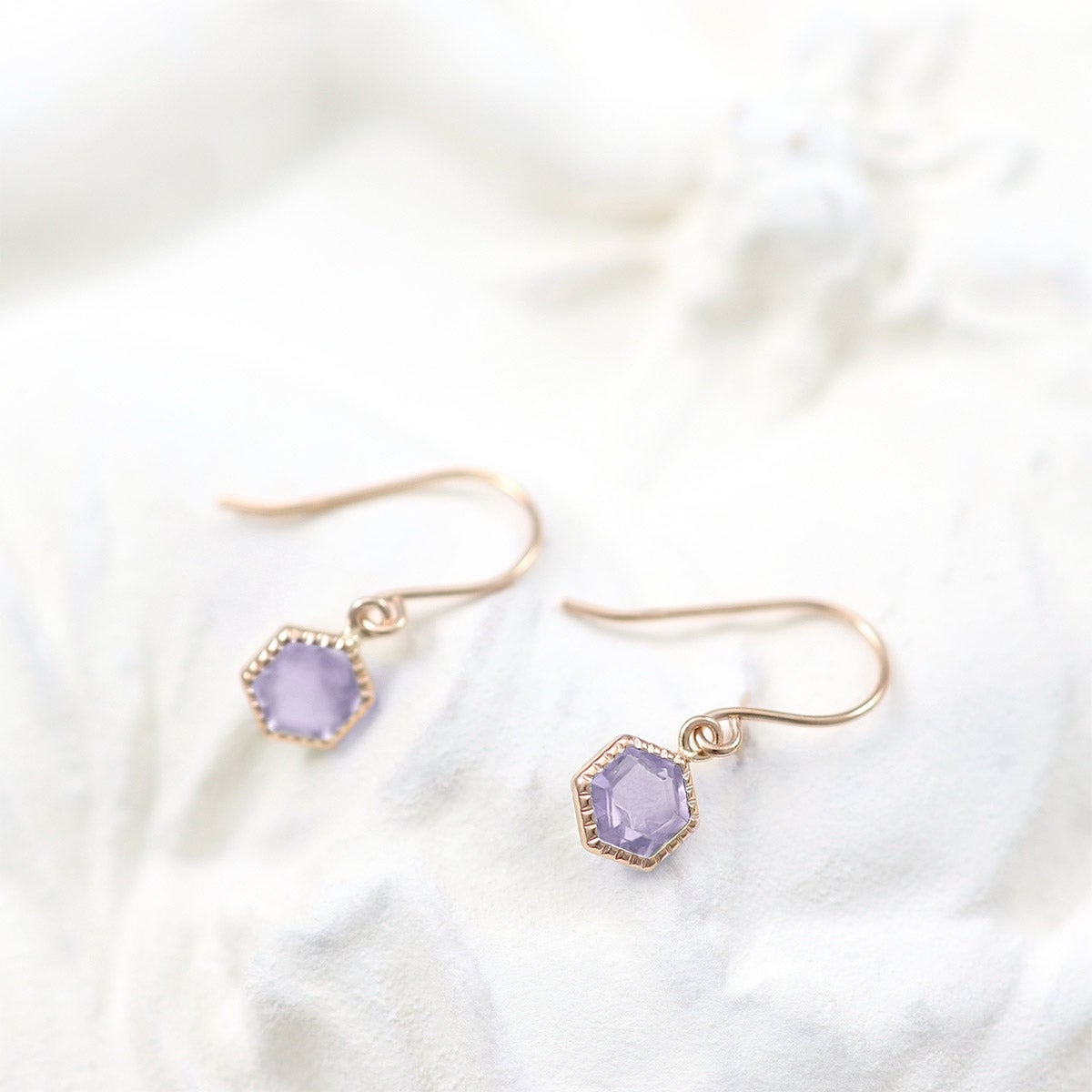K10PG ライトアメジスト 六角形フックピアス_02
