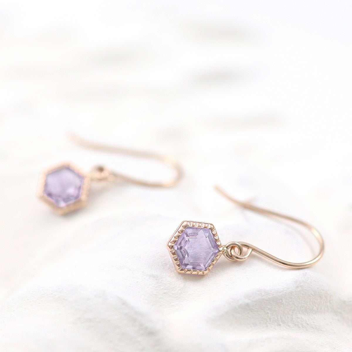 K10PG ライトアメジスト 六角形フックピアス_04