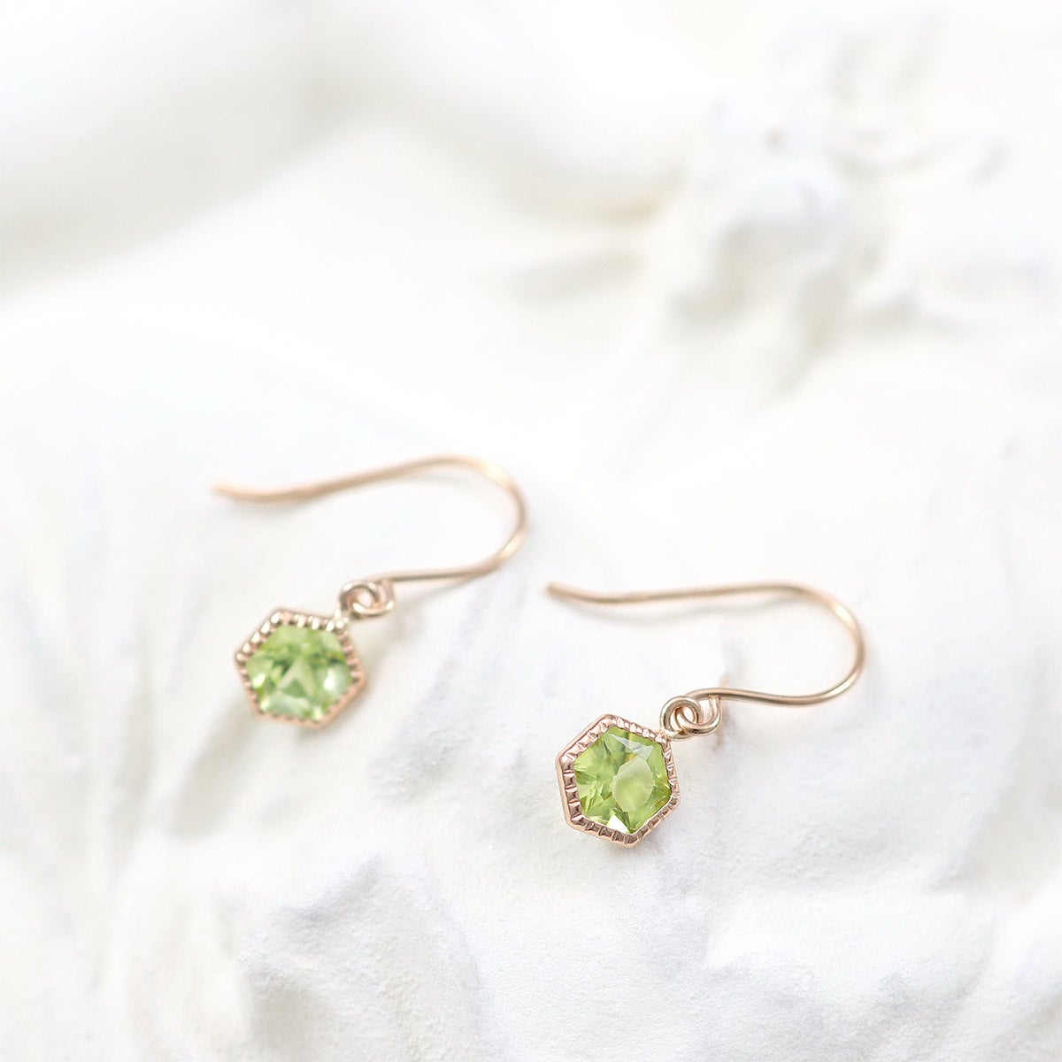 K10PG ペリドット 六角形フックピアス_02