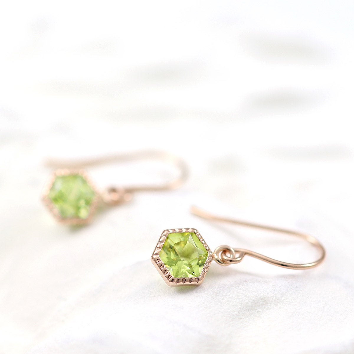 K10PG ペリドット 六角形フックピアス_04