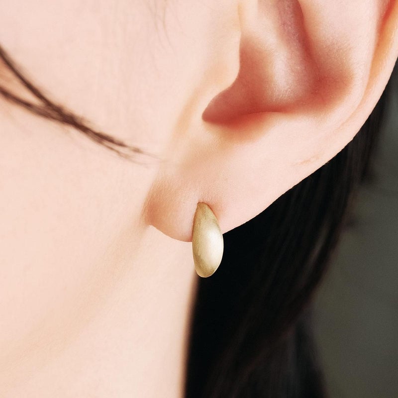 K10YG 楕円型モチーフ ピアス_04