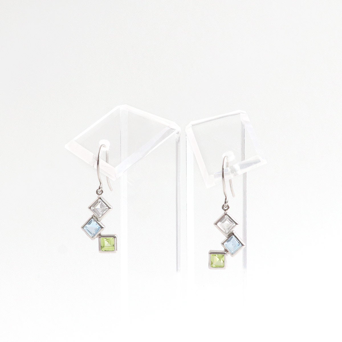 K10WG ホワイトトパーズ＆スカイブルートパーズ＆ペリドット フックピアス_03