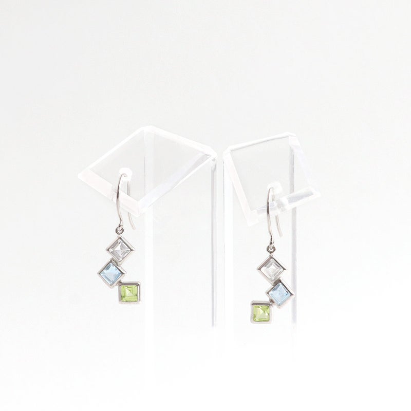 K10WG ホワイトトパーズ＆スカイブルートパーズ＆ペリドット フックピアス_03