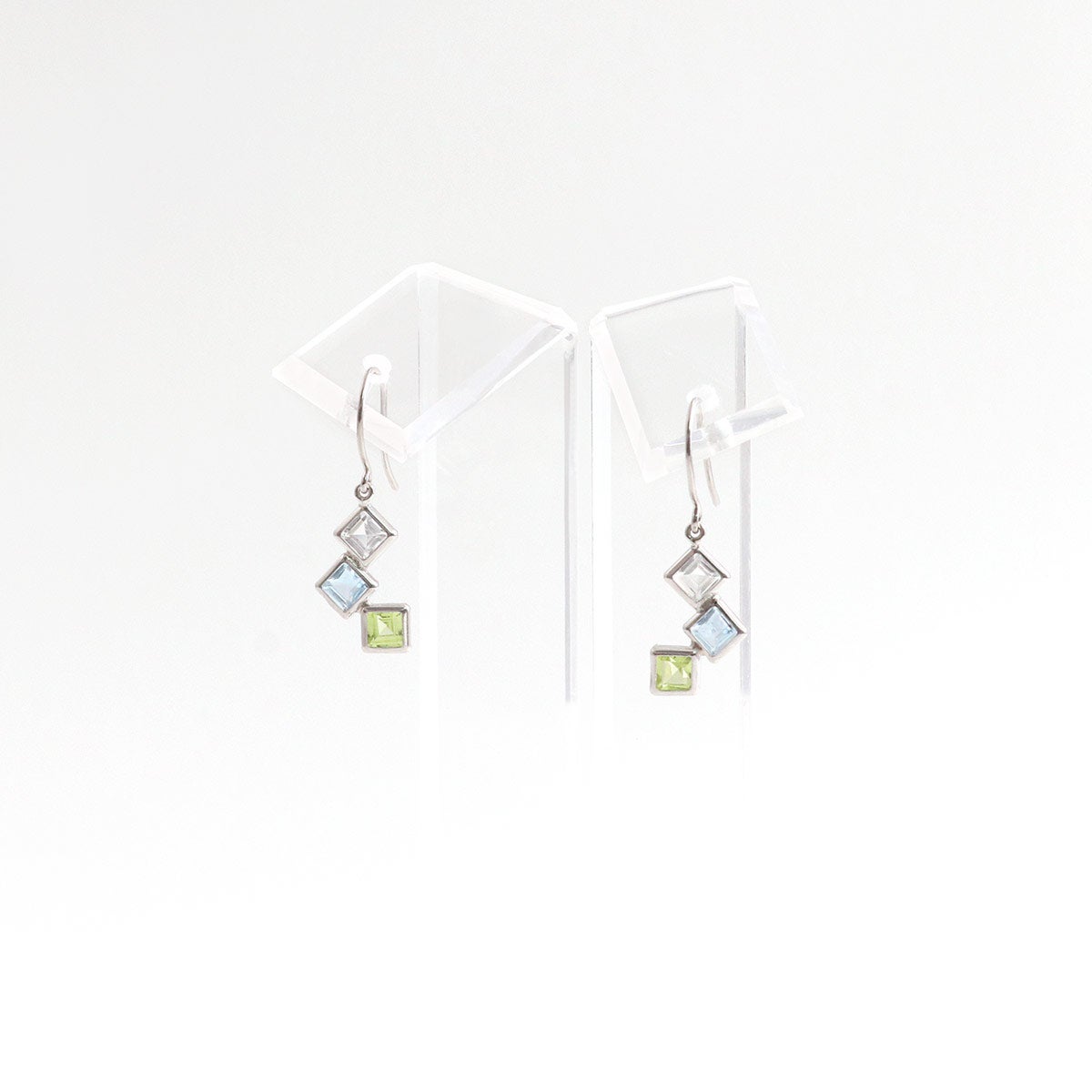 K10WG ホワイトトパーズ＆スカイブルートパーズ＆ペリドット フックピアス_09