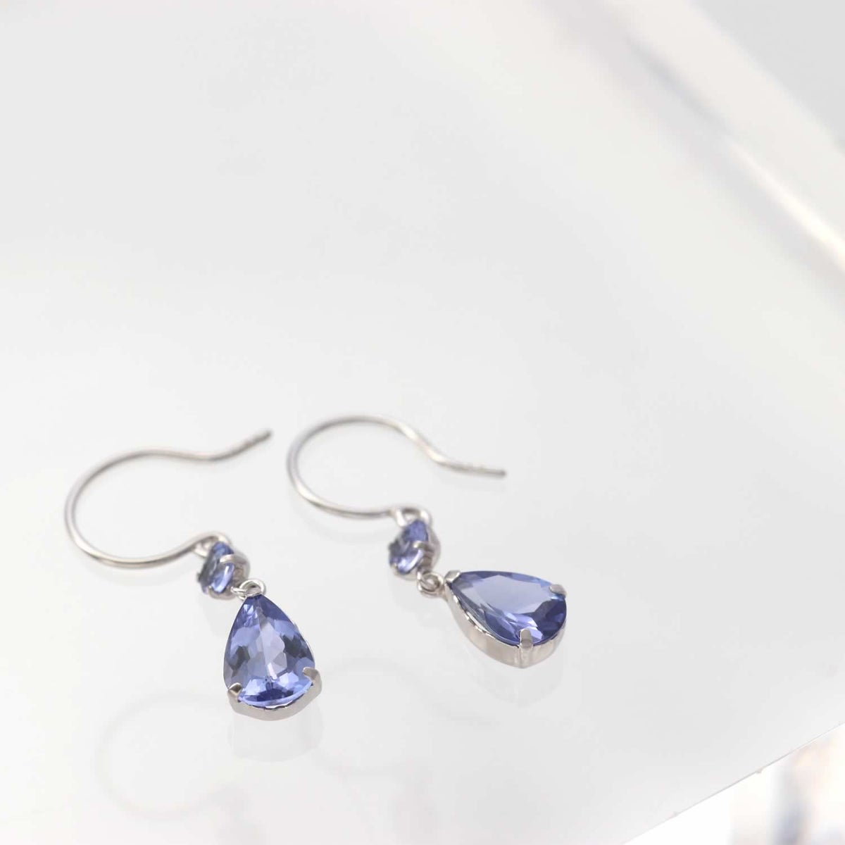 K18WG タンザナイト フックピアス_02