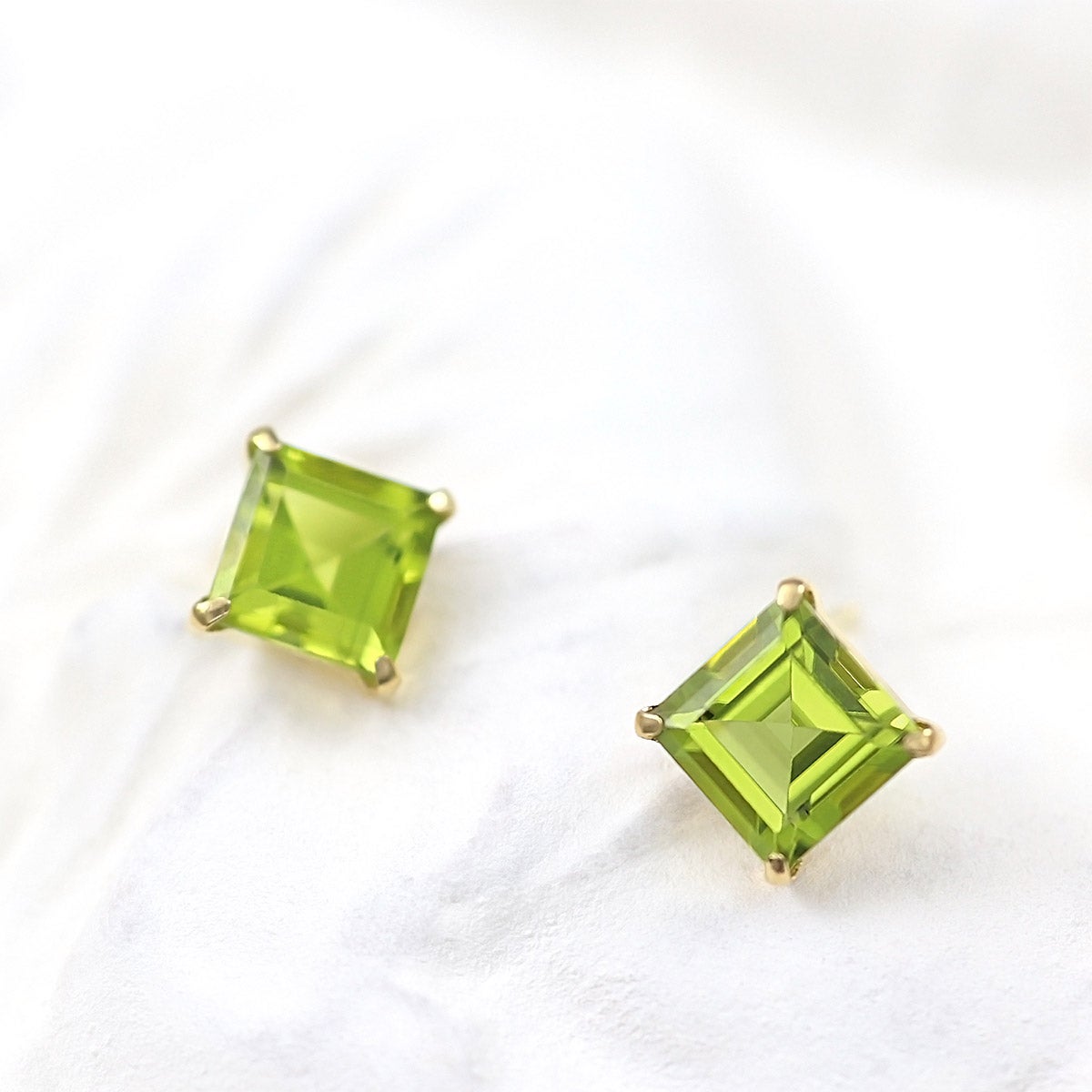 K18YG ペリドット ひし形ピアス_02