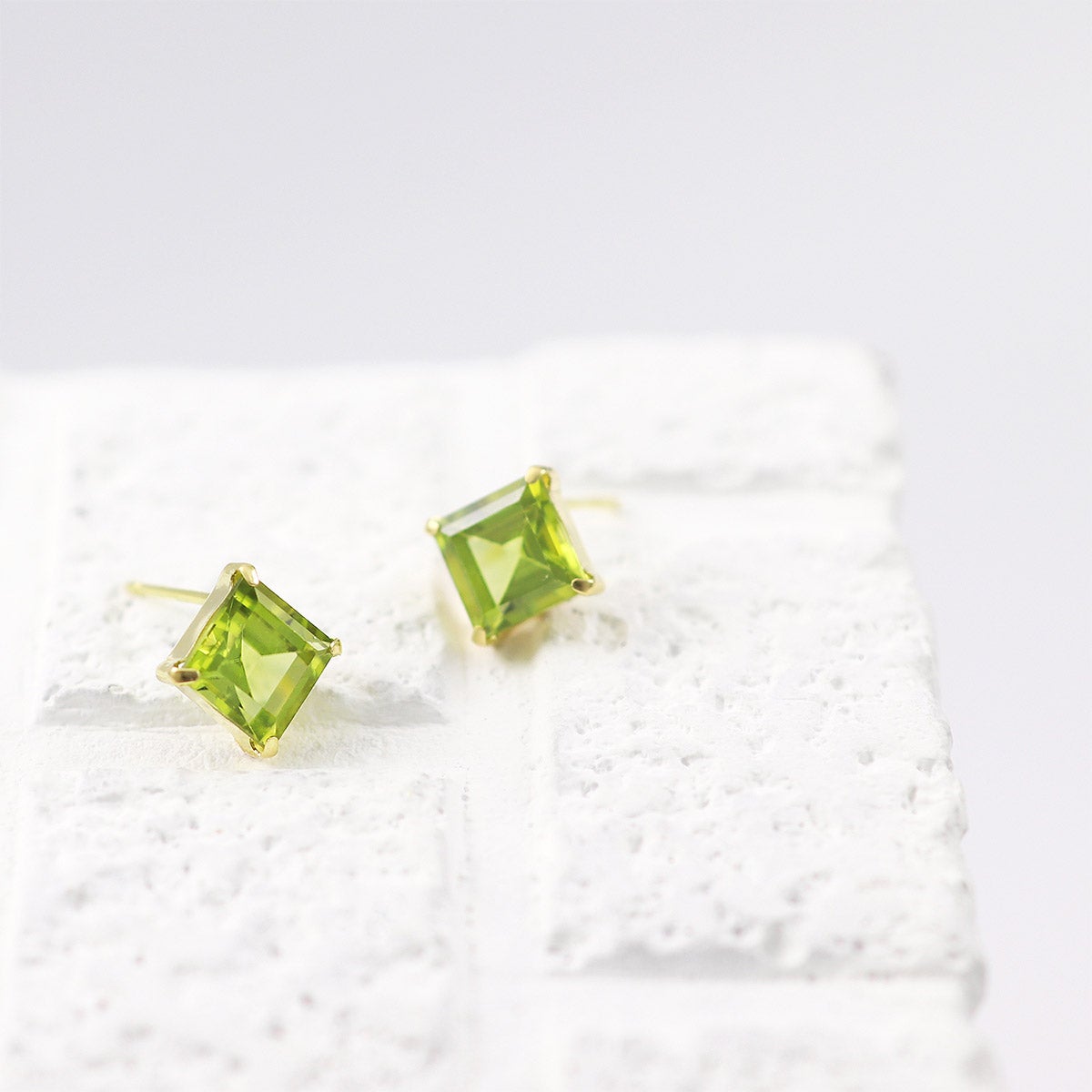 K18YG ペリドット ひし形ピアス_04