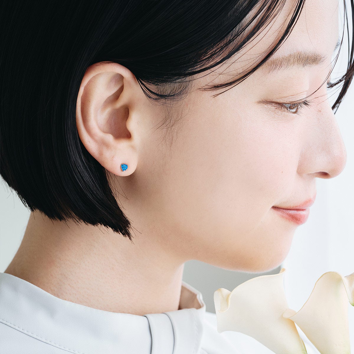 K18WG インディゴアパタイトピアス 着用イメージ画像