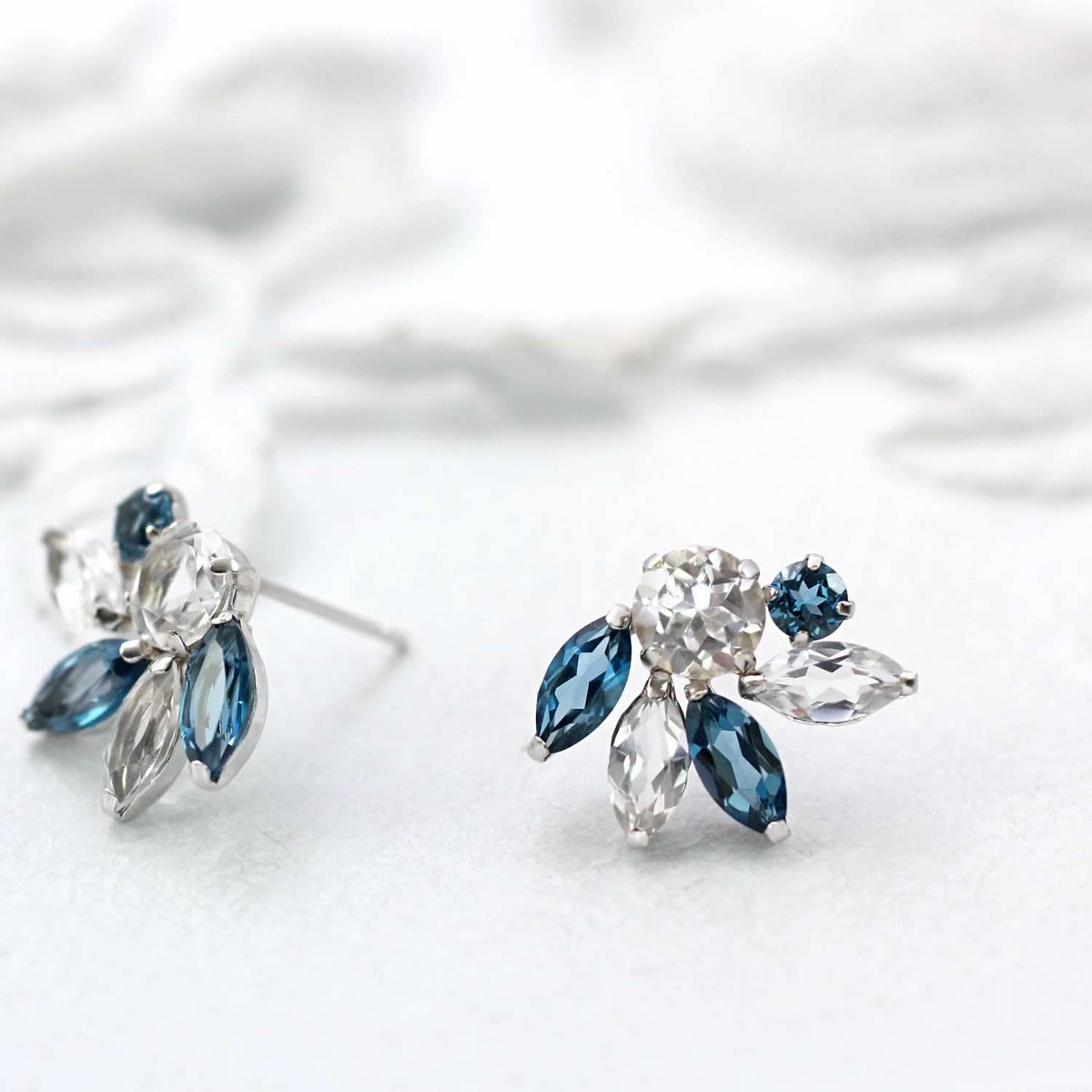 K18WG ロンドンブルートパーズ＆ホワイトトパーズ ピアス_03