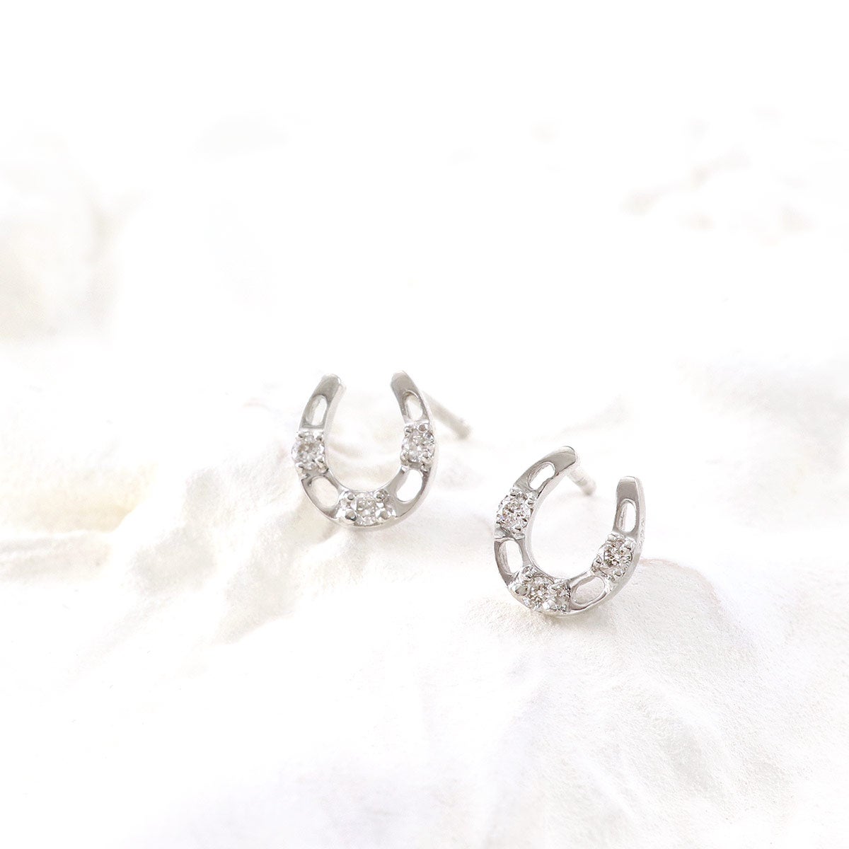 Pt900 ダイヤモンド 馬蹄（ホースシュー）ピアス_02
