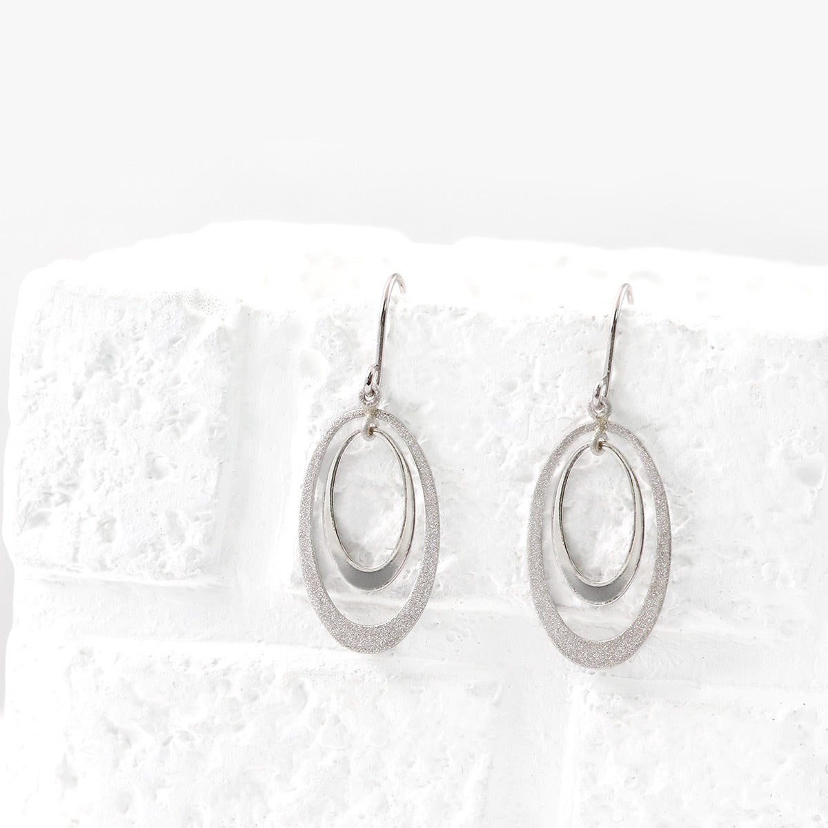 Pt950 オーバルモチーフ フックピアス_02