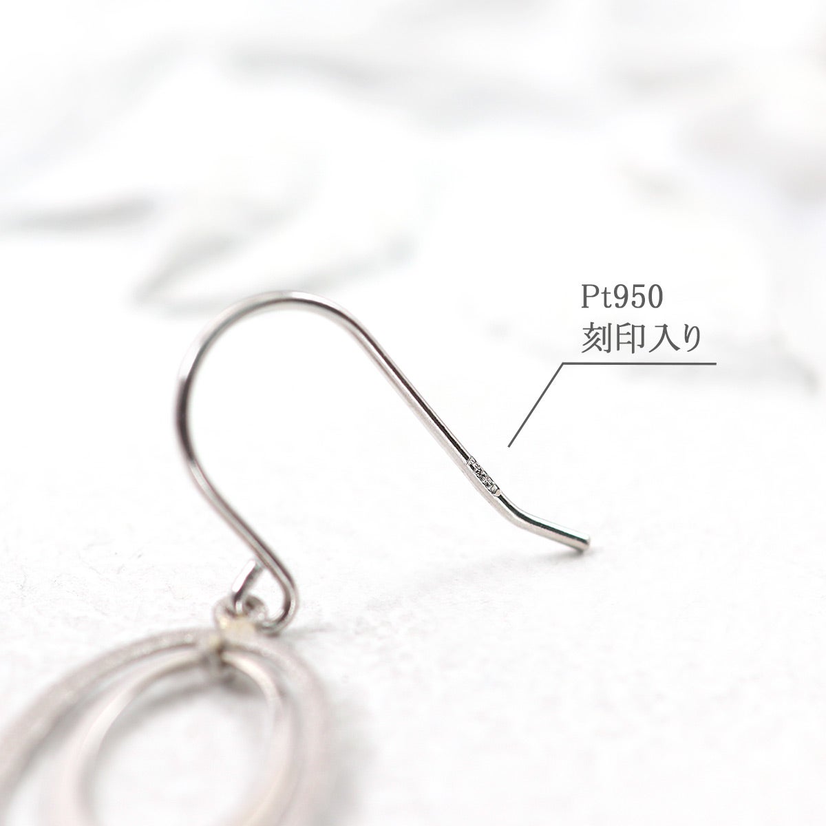 Pt950 オーバルモチーフ フックピアス_05