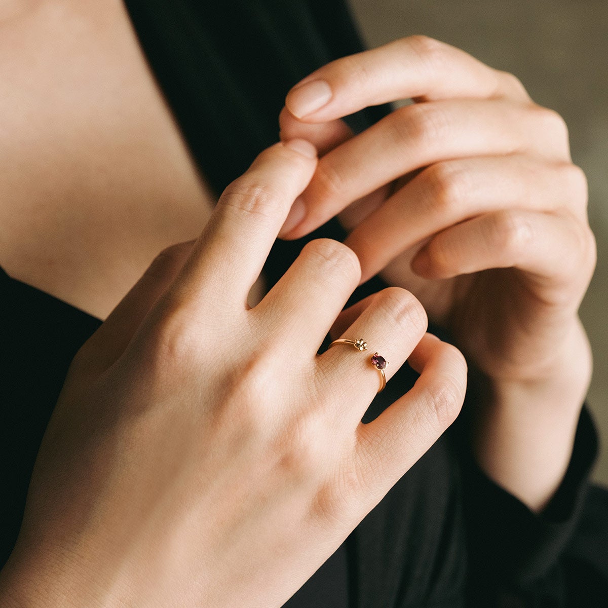 K10YG 肉球×猫モチーフ ロードライトガーネットリング_04