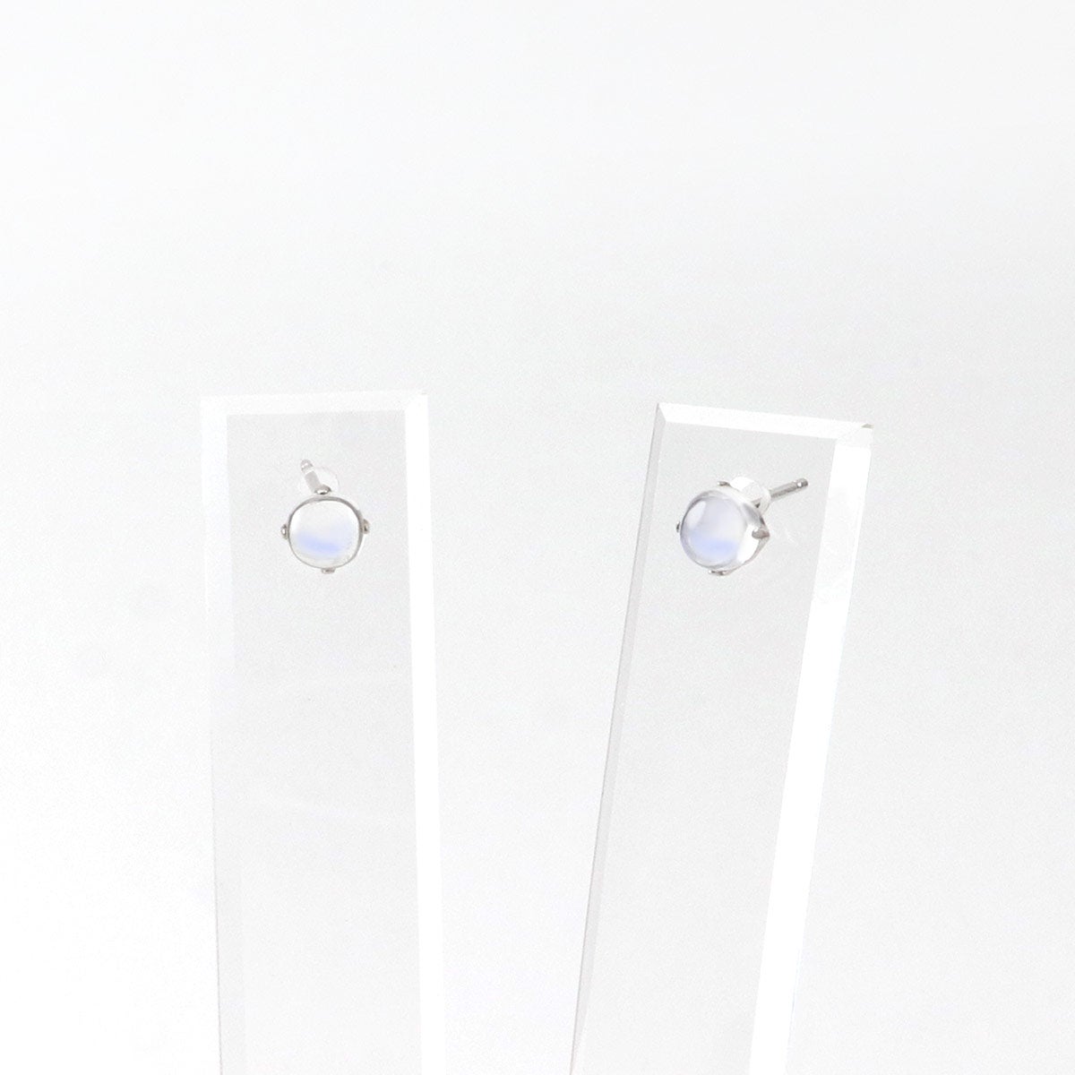 Pt900 ムーンストーン 4mm ピアス