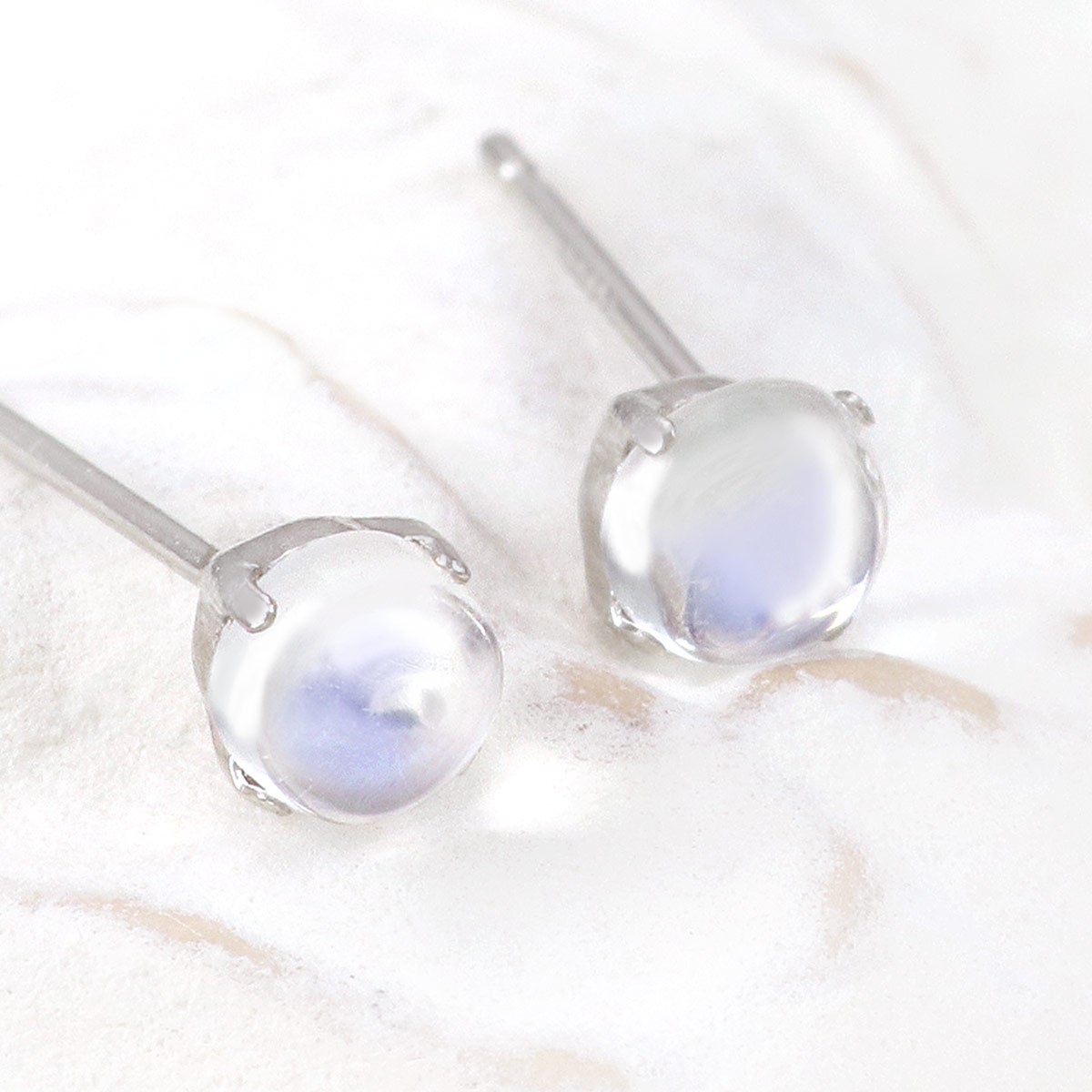 Pt900 ムーンストーン 4mm ピアス