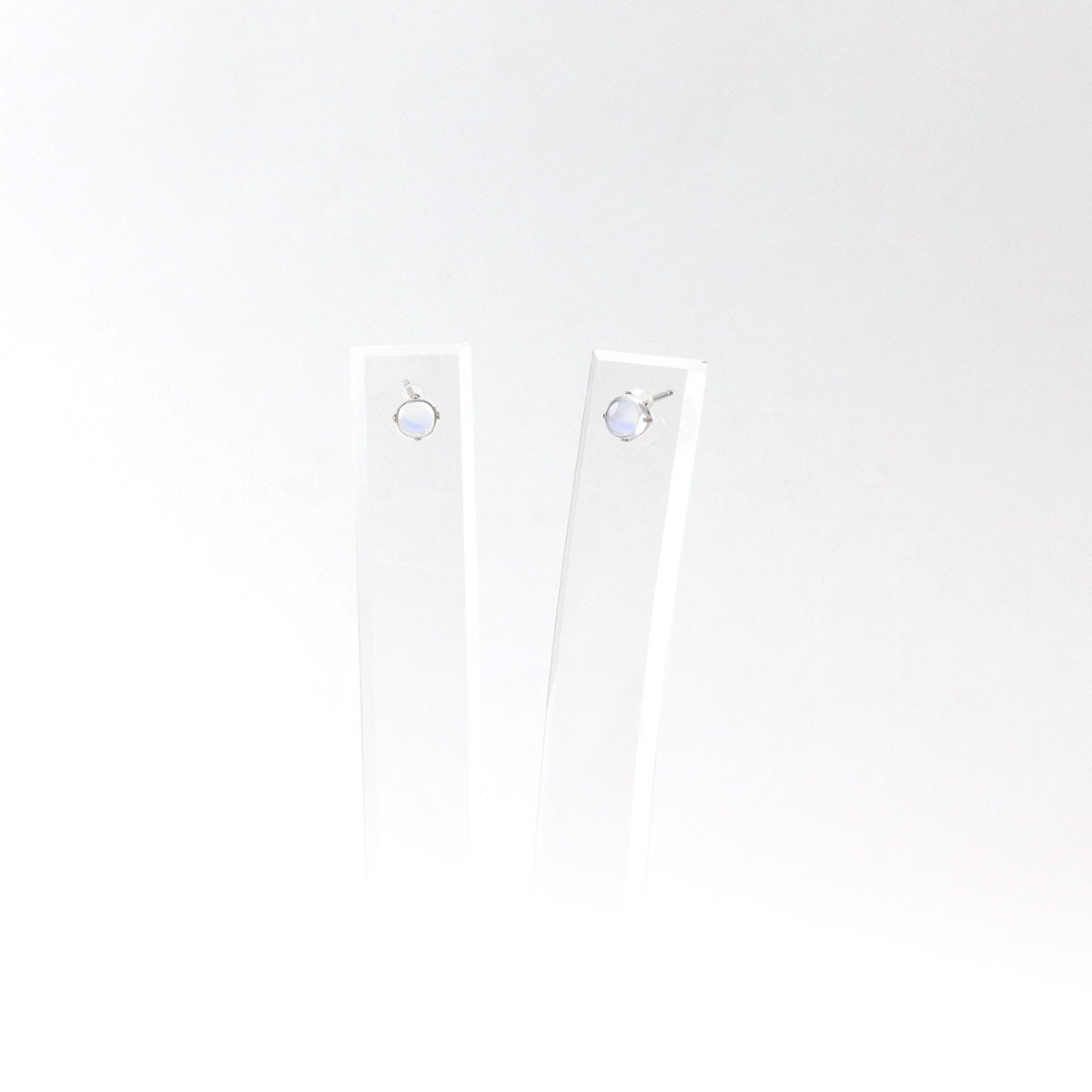 Pt900 ムーンストーン 4mm ピアス