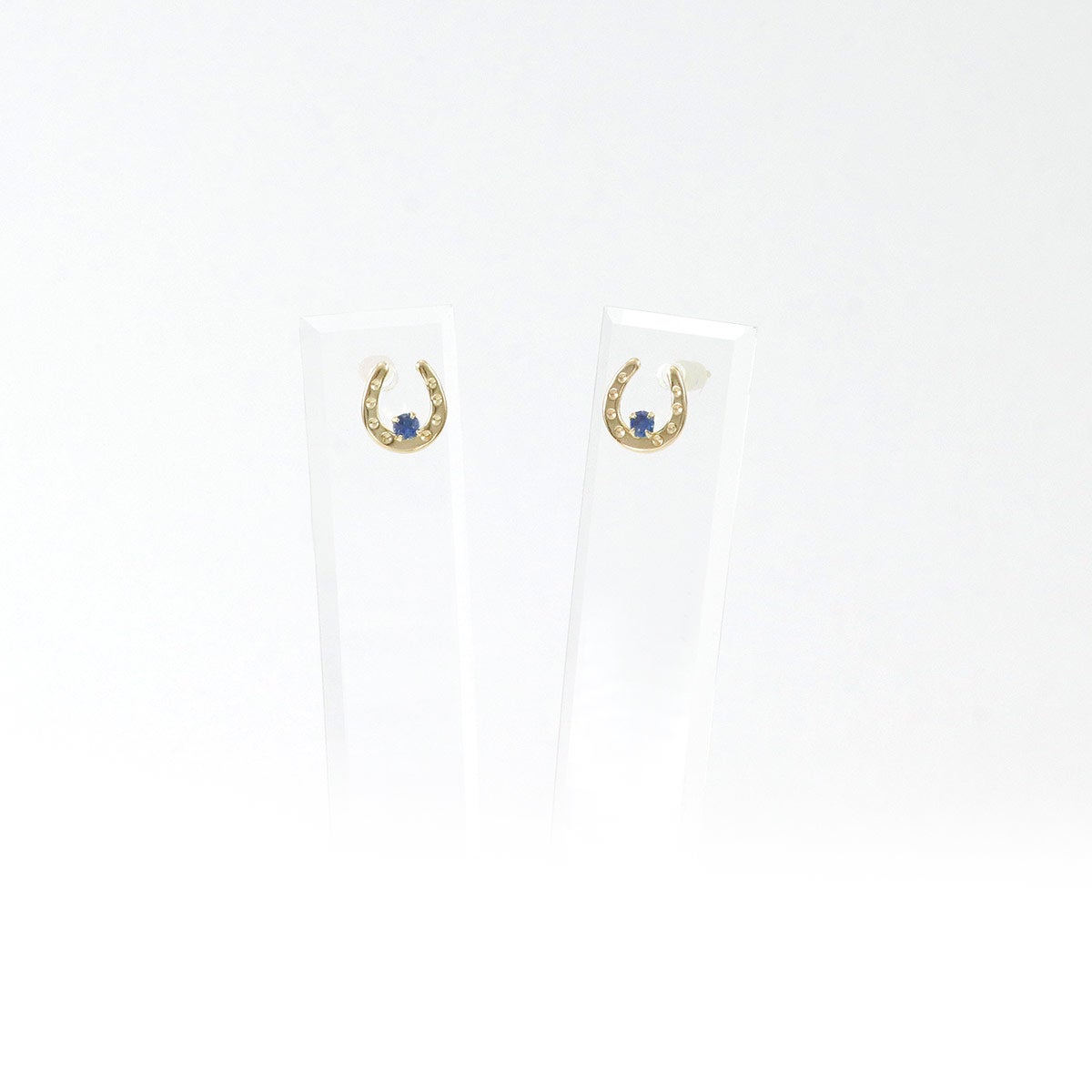 K10YG 馬蹄モチーフ サファイアピアス
