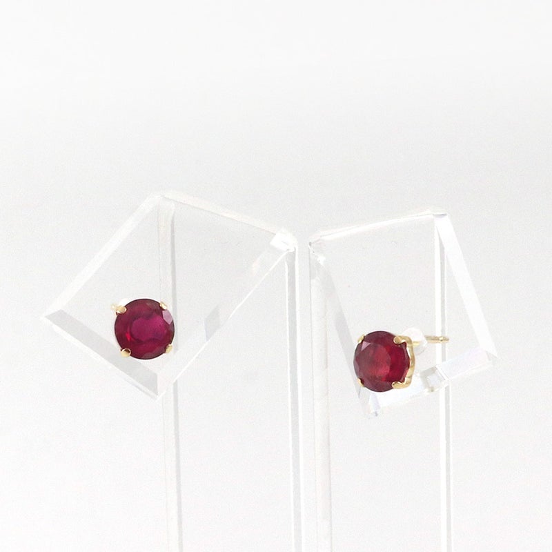 K18YG ルビー ピアス 1.0ct ラウンドカット 5ｍｍ 7月誕生石 ピアススタンドに付けた寄りの画像