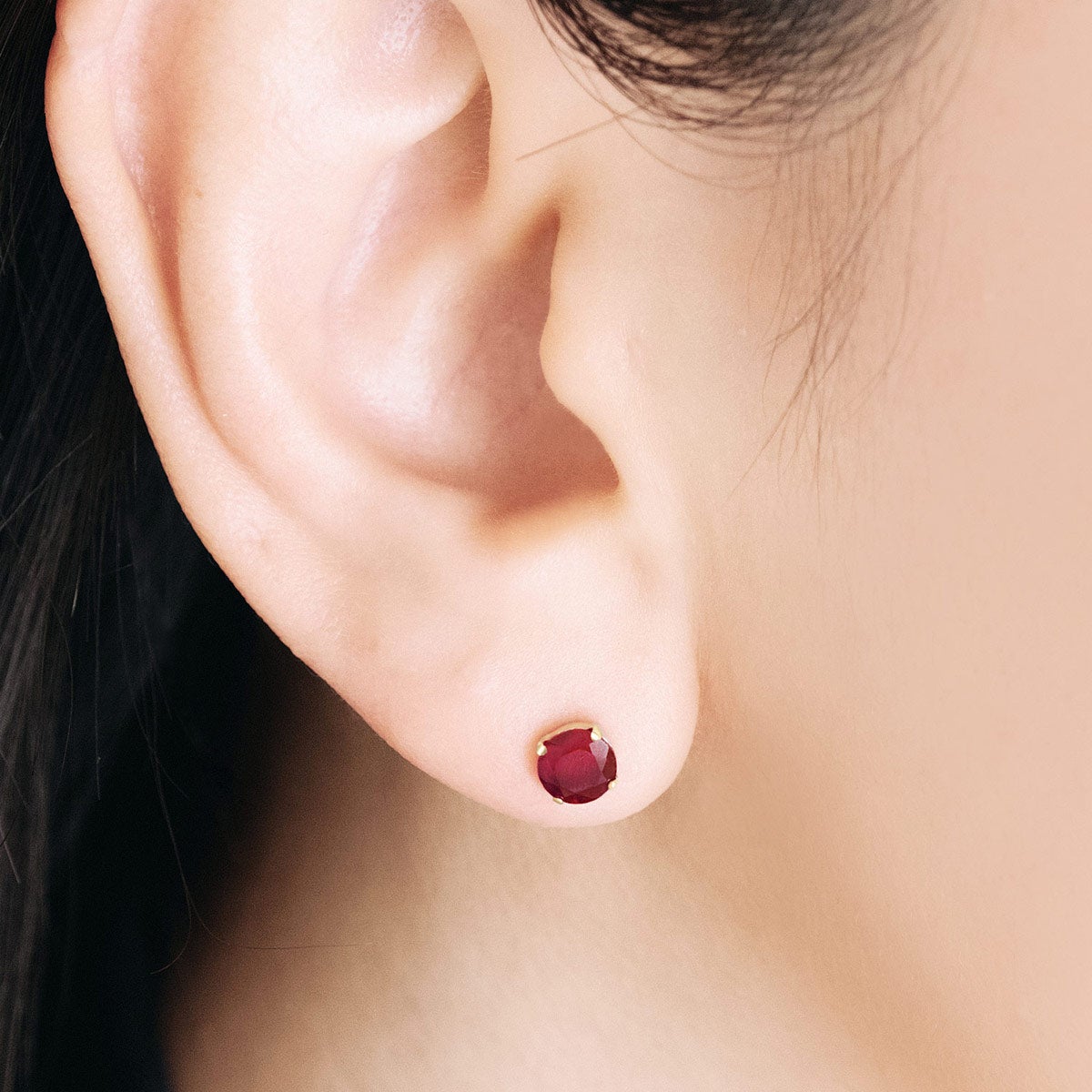 K18YG ルビー ピアス 1.0ct ラウンドカット 5ｍｍ 7月誕生石 寄りの着用イメージ画像
