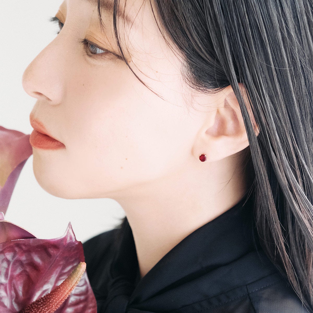 18金イエローゴールド ルビー ピアス 1.0ct ラウンドカット 着用イメージ画像