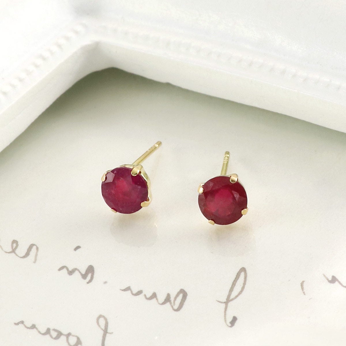 18金イエローゴールド ルビー ピアス 1.0ct ラウンドカット イメージ画像