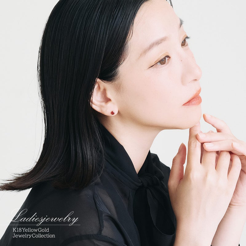 K18YG ルビー ピアス 1.0ct ラウンドカット 5ｍｍ 7月誕生石 引きの着用イメージ画像